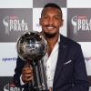 Edenilson recebe o troféu Bola de Prata como um dos melhores volantes do Brasileirão 2020
