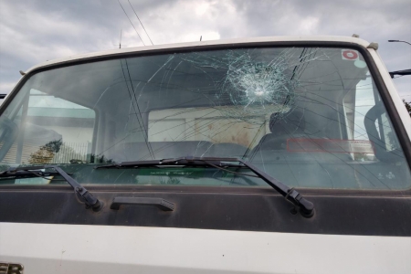 Morador arremessa pedra contra caminhão da Prefeitura em município do RS