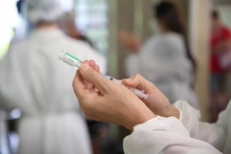 Mais de 40% dos idosos acima de 80 anos ainda precisam completar a vacinação contra a covid no RS