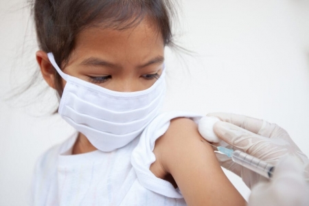 Vacina de Oxford será testada em crianças e adolescentes a partir deste mês