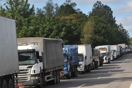 Justiça Federal do Rio proíbe bloqueios de caminhoneiros na BR-101
