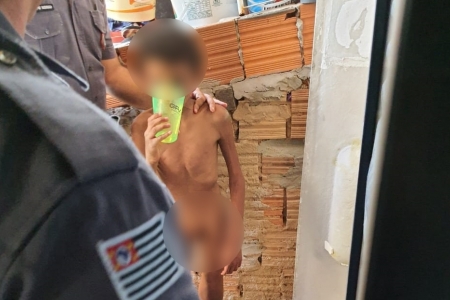 PM resgata menino de 11 anos que vivia acorrentado em barril e prende três pessoas em Campinas