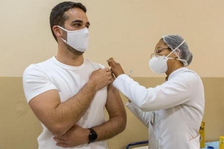 Com 36 anos, Eduardo Leite é vacinado contra a Covid-19