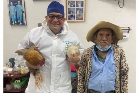 Homem faz entrega de 2 galinhas de presente a médico que o operou da próstata