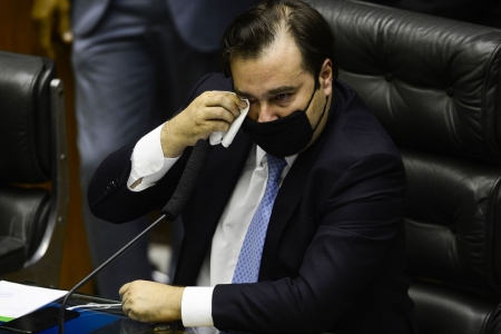 Rodrigo Maia chora ao se despedir da presidência da Câmara dos Deputados