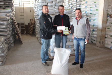 Mais de 63 mil quilos de adubos foram distribuídos de forma gratuita aos produtores de leite de Alecrim