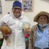 Homem faz entrega de 2 galinhas de presente a médico que o operou da próstata