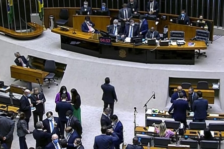 Em derrota para Bolsonaro, Câmara rejeita e arquiva PEC do voto impresso