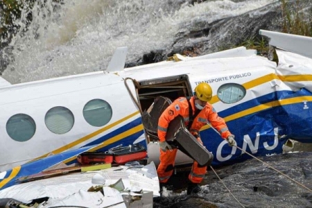 Especialistas tentam entender o que fez o avião de Marília Mendonça voar tão baixo