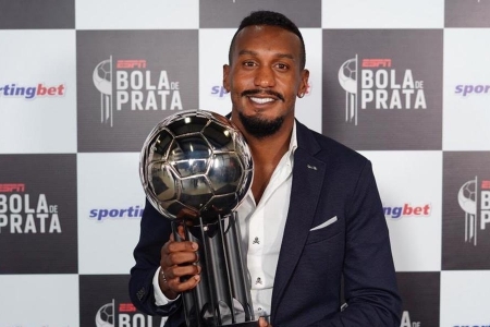 Edenilson recebe o troféu Bola de Prata como um dos melhores volantes do Brasileirão 2020